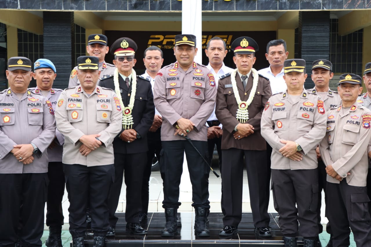 Bentuk Penghormatan Polres Hst Berikan Penghargaan Kepada Dua Anggota Purna Tugas 