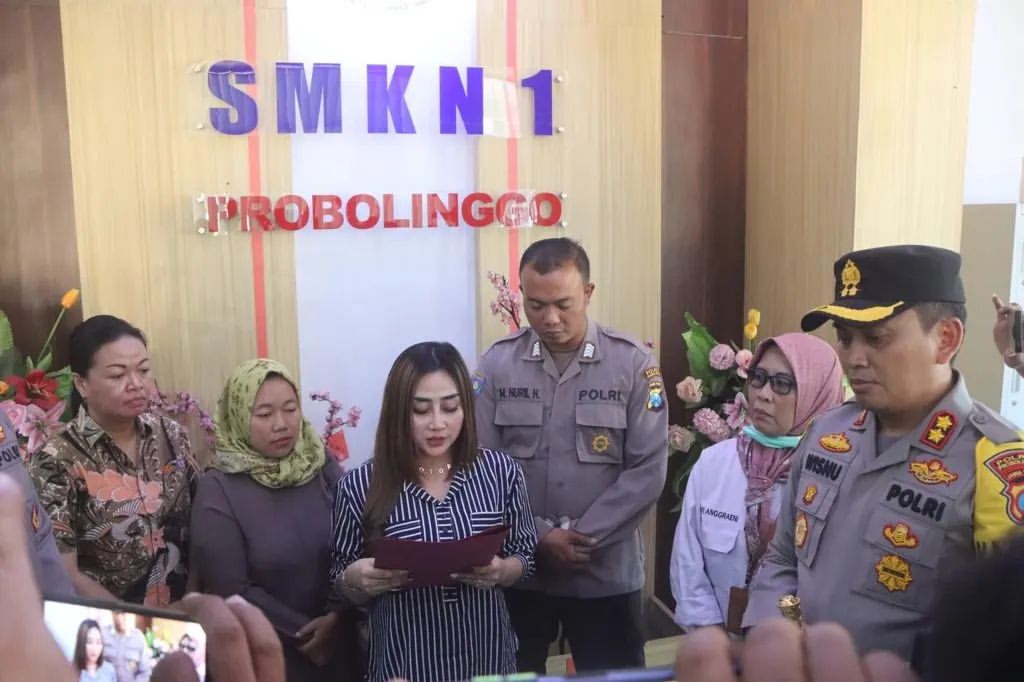 Viral, Seleb Tiktok Diduga Marahi Siswi Magang, Luluk Nuril Nangis ...